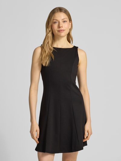 Frauenmodel trägt Ausgestelltes Freizeitkleid mit Teilungsnähten Modell 'ABBY' von Vero Moda, Optik: Unifarben, Passform: Ausgestellt, Mini-Länge, U-Ausschnitt, breite Träger, gerader Saum, Materialverarbeitung: Stretch-Webstruktur, Ganzkörperansicht von vorne.