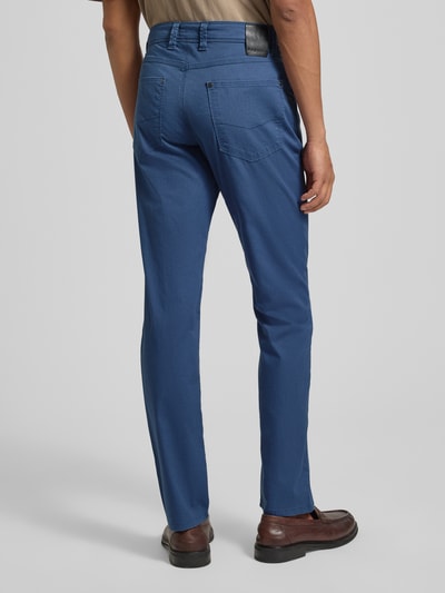 Männermodel trägt Hose im 5-Pocket-Design Modell 'CORDOBA' von bugatti in Blau, Straight Fit, Baumwoll-Mix, Ganzkörperansicht Rückansicht.