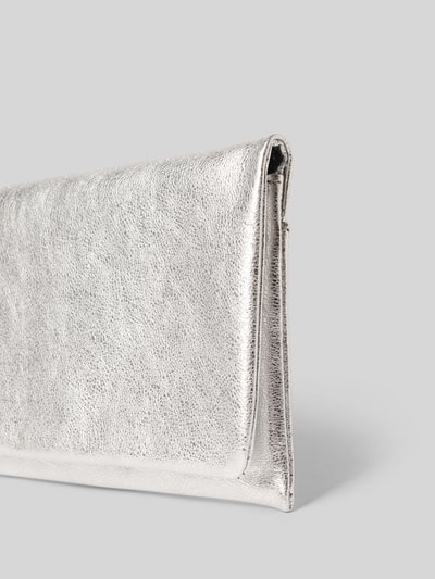 Produktfoto, Clutch aus echtem Leder mit Strukturmuster von Abro in Silber mit feiner Oberflächentextur, dezenter Metallic-Look, neutraler Hintergrund. Hauptfach mit Umschlag und Magnetverschluss, Reißverschlussfach und Label-Detail innen, Maße 23x14x4 cm.