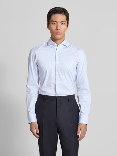 Männermodel draagt Slim Fit zakelijk overhemd van katoenmix Model 'HANK' van BOSS met all-over rasterruit motief, lichtblauw-wit, knoopsluiting, lange mouw, cutaway-kraag, makkelijk te strijken, katoenmix, Ganzkörperansicht van voren.