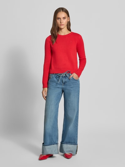 Frauenmodel trägt Wide Fit Jeans aus reiner Baumwolle von Review in Blau, 5-Pocket-Design, Knopfverschluss, Ganzkörperansicht von vorne.