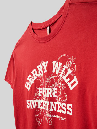 Produktfoto, Regular Fit T-Shirt aus reiner Baumwolle Modell 'SARA' von Only in Unifarbe Rot mit weißem Motiv-Print, Jerseystruktur
