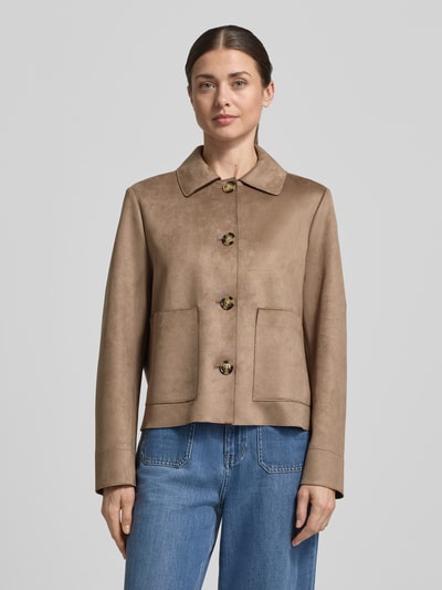 Modelka kobieca nosi Regular Fit Jacke in Lederoptik mit Umlegekragen od s.Oliver BLACK LABEL, kolor beżowy, materiał imitujący zamsz, długie rękawy, kieszenie, krój regular fit, widok całej sylwetki z przodu.