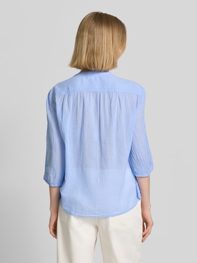 Frauenmodel trägt Relaxed Fit Hemdbluse aus reiner Baumwolle von s.Oliver RED LABEL mit Hahnentritt-Muster, Optik:Allover-Muster, 3/4-Arm, Rückenpasse, Rückansicht, Ganzkörperansicht Rückansicht.
