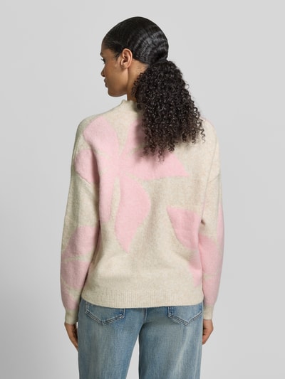 Frauenmodel trägt Oversized Strickpullover mit gerippten Abschlüssen Modell 'OMEA' von B.Young, Material-Mix mit Woll-Anteil, Damen, beige mit rosa Muster, Rundhalsausschnitt, Rückenlänge bei Größe S 62 cm, Ärmellänge 53 cm, Ganzkörperansicht Rückansicht.