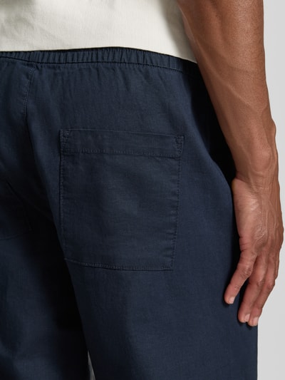 Männermodel trägt Regular Fit Hose aus Leinen-Baumwoll-Mix Modell 'barton' von Matinique, dunkelblau, elastischer Bund, Detailaufnahme, Kontext: Herren Hose, Bundweite bei Größe M 42 cm, Innenbeinlänge bei Größe M 81 cm.