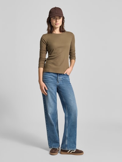 Vrouwenmodel draagt Longsleeve met Label-Stitching model 'MAYA' van VILLA SOPHIE, regular fit, ribstructuur, katoenmengsel, geheel vooraanzicht.