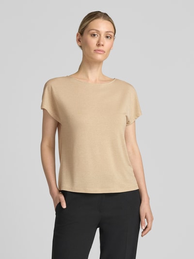 Frauenmodel trägt Relaxed Fit T-Shirt aus Viskose-Mix von COMMA in Beige mit Glitzer-Optik, U-Boot-Ausschnitt, Nahaufnahme Oberkörper.