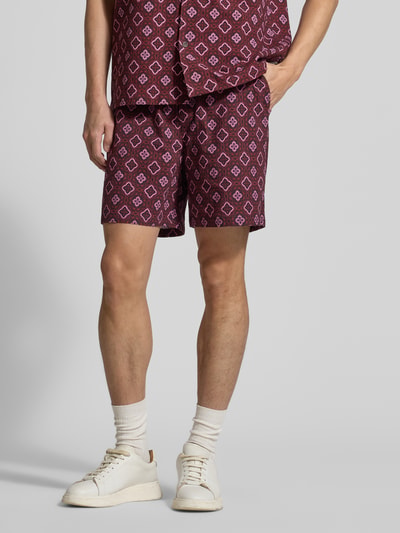 Männermodel trägt Shorts mit elastischem Bund Modell 'Harry' von Les Deux aus Bio-Baumwolle, gemustert, Loose-Fit, Nahaufnahme Unterkörper.
