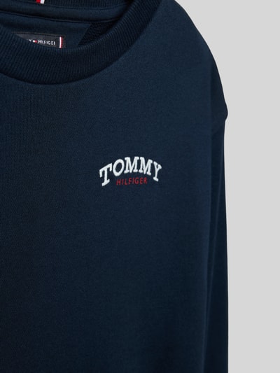Männermodel trägt Regular Fit Sweatjacke aus Baumwoll-Mix von Tommy Hilfiger Teens, Optik: Unifarben, Nahaufnahme Oberkörper.