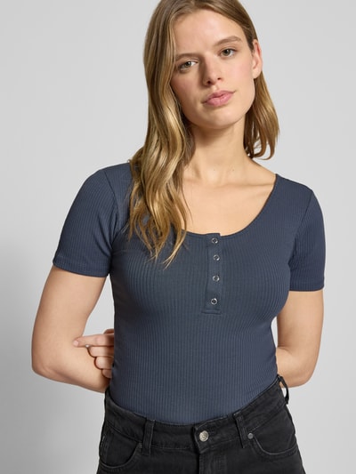 Frauenmodel trägt T-Shirt mit Rippenstruktur Modell 'Kitte' von PIECES in Dunkelblau, Baumwolle-Elasthan, schmaler Schnitt, Nahaufnahme Oberkörper.