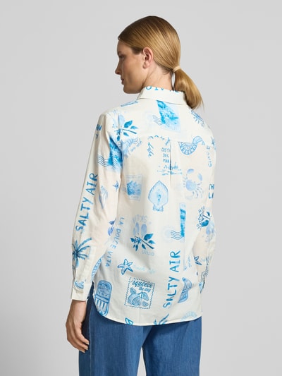 Frauenmodel trägt Regular Fit Bluse im Allover-Look von Oui aus Reine Baumwolle, Hemdblusenkragen, Knopfleiste, Rückenlänge 73 cm, Ärmellänge 65 cm, helle Töne mit blauem Muster, Ganzkörperansicht Rückansicht.