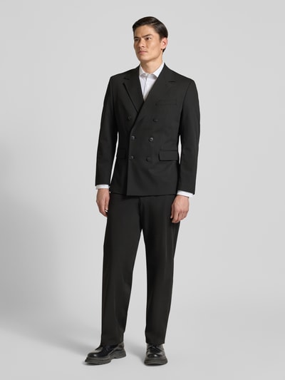 Männermodel trägt Regular Fit Anzugsakko mit Viskose-Anteil Modell 'LIAM' von SELECTED HOMME, schwarz, zweireihig, Ganzkörperansicht von vorne.