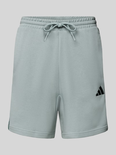 Produktfoto, Regular Fit Shorts mit Viskose-Anteil von adidas Sportswear aus Baumwoll-Viskose-Mix, elastischer Bund mit Tunnelzug, Logo-Stitching, Bundweite 40 cm bei Größe M, hellgraue Farbe, glatte Textur