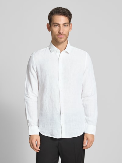 Mannelijk model draagt Slim Fit Business-Hemd aus Leinen mit Kentkragen van SEIDENSTICKER in effen wit, knoopsluiting, ganzkörperansicht van voren. Ruglengte maat 40: 69 cm, schouderbreedte: 43 cm, mouwlengte: 64 cm.