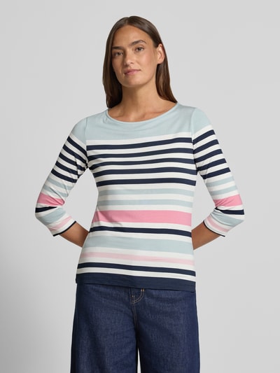 Vrouwenmodel draagt Shirt aus Viskose-Mix mit Rundhalsausschnitt van Betty Barclay, viscosemix met stretch, recht model, ronde hals, 3/4-mouw, ruglengte maat 36: 58 cm, meerkleurige strepen, zachte textuur. Ganzkörperansicht van voren.