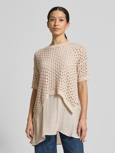 Frauenmodel trägt Minikleid im 2-in-1-Look von Apricot in Beige, gerader Schnitt, Rundhalsausschnitt, Nahaufnahme Oberkörper.