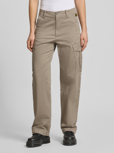 Frauenmodel trägt Loose Fit Cargohose aus Baumwoll-Mix von G-Star Raw in Beige mit Eingrifftaschen, Cargo- und Gesäßtaschen, Ganzkörperansicht von vorne. Bundweite 40 cm, Innenbeinlänge 81 cm, Beinabschlüsse mit Bändern, Knopf- und Reißverschluss.