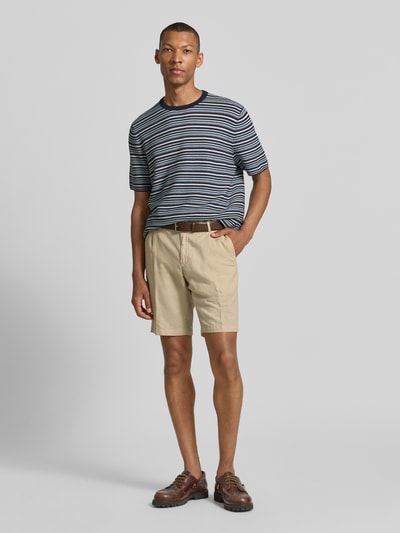 Męski model nosi T-Shirt mit Rundhalsausschnitt von MCNEAL, krój regular fit, czysta bawełna, paski, długość tyłu w rozmiarze M: 70 cm, długość rękawa w rozmiarze M: 25 cm, widok całej sylwetki z przodu
