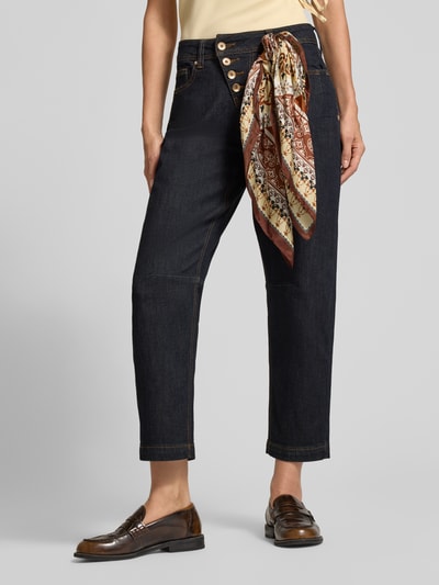 Vrouwenmodel draagt Relaxed Fit Barrel Jeans aus Baumwoll-Mix model 'Relaxed Malibu' van Buena Vista, donkerblauw, rechte pijpen, mix van modal en katoen, Dames Barrel jeans, detailopname onderlichaam.