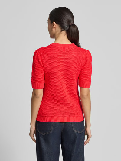 Frauenmodel trägt Slim Fit T-Shirt in Strick-Optik Modell 'Vidalo' von Vila aus Reine Baumwolle, kräftiges Rot, Rückenlänge 57 cm, Ärmellänge 27 cm, Ganzkörperansicht Rückansicht.