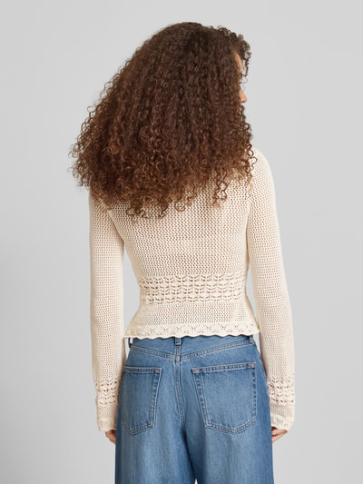 Frauenmodel trägt Strickjacke mit Schnürung von REVIEW aus reiner Baumwolle, Regular Fit, Wellensaum, cremefarben, Ganzkörperansicht Rückansicht.