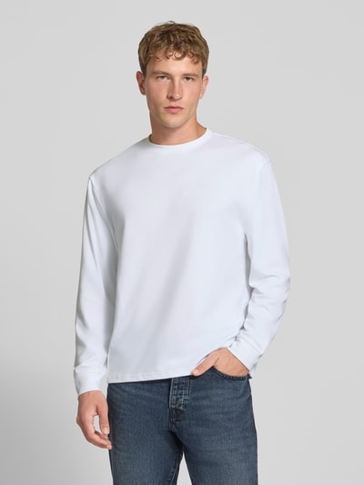 Männermodel trägt weißes Relaxed Fit Langarmshirt aus Baumwoll-Mix Modell 'SCASPIAN' von ONLY, Herren T-Shirt, Nahaufnahme Oberkörper.