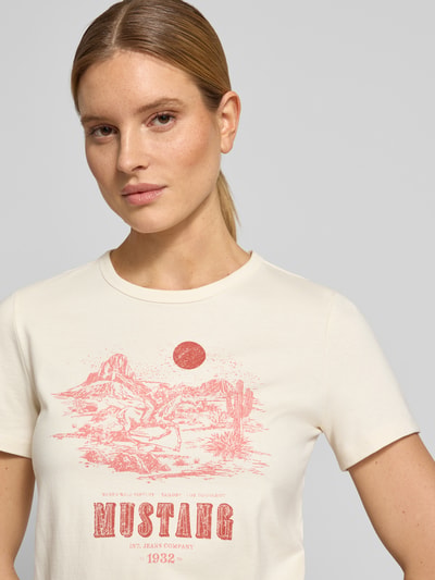 Vrouwenmodel draagt Regular Fit T-shirt met Logo-Print model 'Alma' van Mustang, puur katoen, ronde hals, logoprint, nahaufnahme bovenlichaam