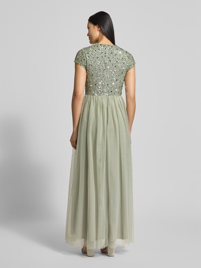 Kobiece modelka nosi Sukienka wieczorowa z cekinowym obszyciem od Lace & Beads, siateczka, taliowany krój, długość do ziemi, jednokolorowa, okrągły dekolt, halka pod sukienkę, długość tyłu 147 cm, szerokość klatki piersiowej 39 cm, długość rękawów 12 cm, widok całej sylwetki z tyłu.