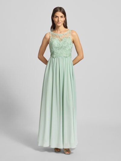 Frauenmodel trägt Regular Fit Abendkleid mit floralem Spitzenbesatz von Laona, mintgrün, semitransparent, ärmellos, Rundhalsausschnitt, Ziersteinbesatz, blickdichter Unterrock, Ganzkörperansicht von vorne.
