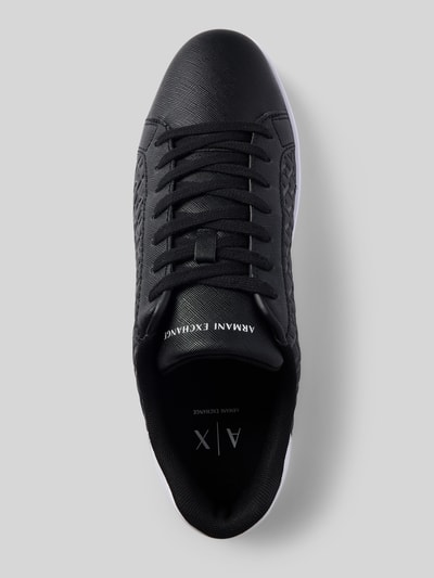 Produktfoto, Sneaker mit Logo-Muster Modell 'LONDON SAFFIANO' von Armani Exchange, schwarze Saffiano-Struktur, Abgerundete-Spitze, Schnürung, Herren, Absatzhöhe: 3 cm, Schafthöhe: 8 cm, Schaftweite: 8 cm.