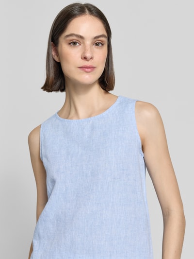 Vrouwenmodel draagt Blusentop aus Leinen mit Rundhalsausschnitt van Christian Berg Woman in lichtblauw, regular fit, brede bandjes, zuiver linnen, ruglengte bij maat 36: 54 cm, Nahaufnahme bovenlichaam.