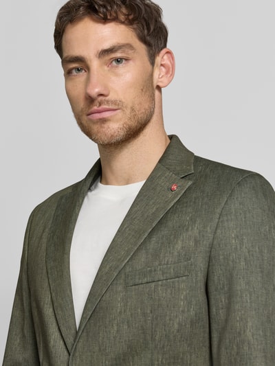 Mężczyzna nosi Regular Fit Sakko mit Viskose-Anteil Modell 'Calvin' von CG - Club of Gents, zielony melanż, krój regular fit, z kieszenią na piersi, logo, patkami i dwoma guzikami, teksturowany materiał, Nahaufnahme górnej części ciała, kontekst: elastyczna mieszanka materiałów, długość pleców 74 cm w rozmiarze 50, szerokość ramion 45 cm w rozmiarze 50, długość rękawa 65 cm w rozmiarze 50.