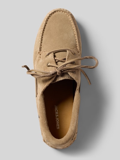 Produktfoto, Bootsschuhe aus Leder mit Schnürung Modell 'BROOKLYN' von Jack & Jones in beigem Ton, abgerundete Spitze, profilierte Sohle, Beschichtetem Leder, Schnürverschluss, Absatzhöhe 3 cm, Schafthöhe 8 cm, Schaftweite 12 cm, matte Textur.