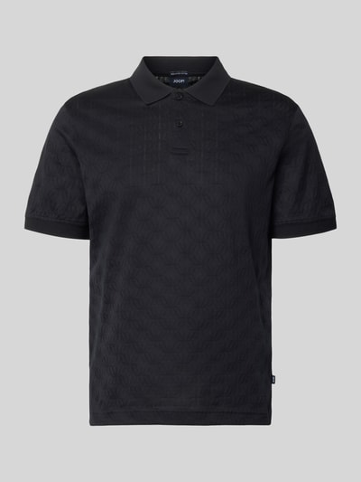 Produktfoto, schwarzes Modern Fit Poloshirt mit Strukturmuster Modell 'Roberto' von JOOP! Collection aus reiner Baumwolle, Polokragen, kurze Knopfleiste, Label-Detail, Rückenlänge 68 cm bei Größe M