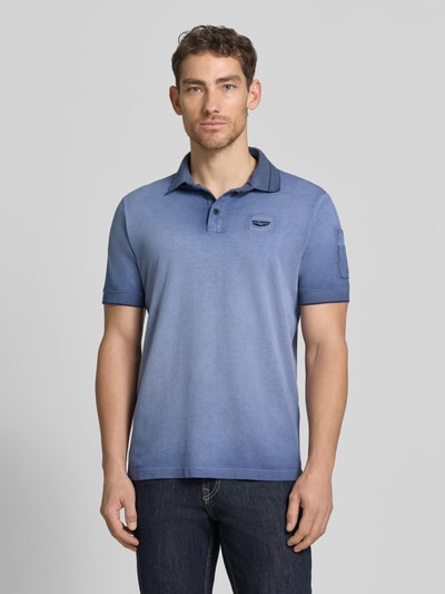 Männermodel trägt Regular Fit Poloshirt mit Label-Stitching von PME Legend, Reine Baumwolle, Knopfleiste, Rückenlänge 72 cm, Ganzkörperansicht von vorne.