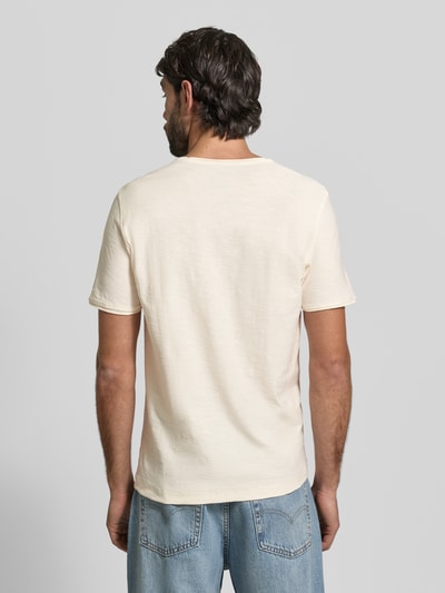 Männermodel trägt T-Shirt mit geripptem Rundhalsausschnitt von MCNEAL, Regular-Fit, creme, Rückenlänge 65 cm, Ganzkörperansicht Rückansicht.