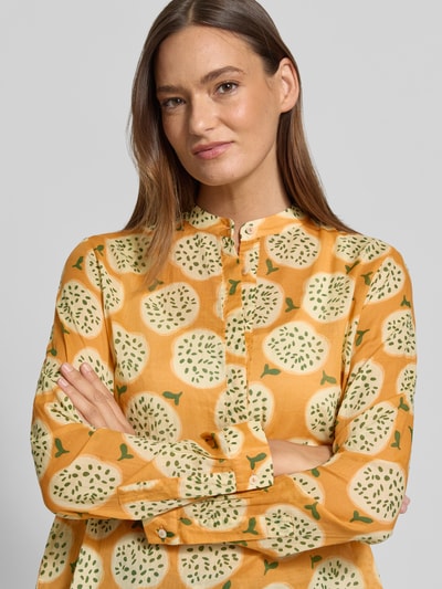Kobiece model prezentuje Regular Fit Bluzka z listwą guzikową Model 'JANE' od 0039 Italy, bawełna, wzór na całej powierzchni, okrągły dekolt, zbliżenie na górną część ciała.