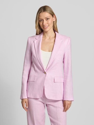 Frauenmodel trägt Slim Fit Blazer aus Leinen mit Pattentaschen Modell 'BORELI' von Mango in zartem Rosa, Reverskragen, Knopfverschluss, Ganzkörperansicht von vorne, Rückenlänge 65 cm, Brustweite 45 cm, Ärmellänge 63 cm bei Größe 36.