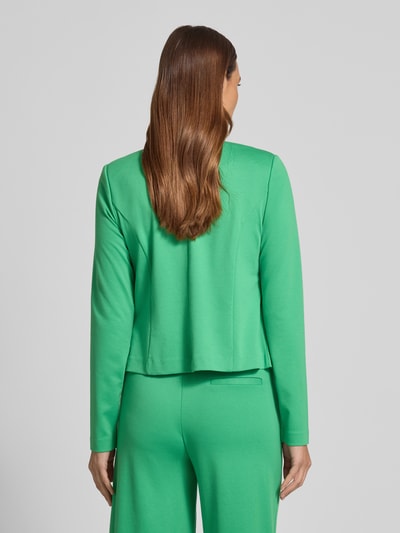 Frauenmodel trägt Slim Fit Blazer in offener Passform Modell 'KATE' von ICHI in Grün, Material-Mix mit Viskose-Anteil, Ganzkörperansicht Rückansicht. Rückenlänge bei Größe S: 50 cm, Brustweite: 40 cm, Ärmellänge: 63 cm.