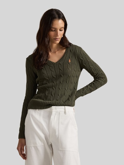 Frauenmodel trägt Regular Fit Strickpullover aus Woll-Kaschmir-Mix von Polo Ralph Lauren in Uni-Oliv mit Zopfmuster und Logo, Nahaufnahme Oberkörper.