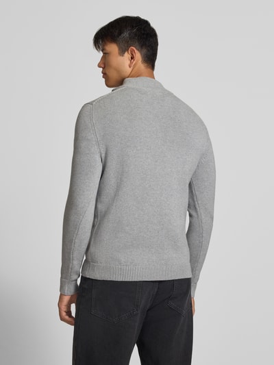 Männermodel trägt Slim Fit Strickpullover aus reine Baumwolle von REVIEW, graue Farbe, gerippte Abschlüsse, Rückenansicht, Ganzkörperansicht Rückansicht.