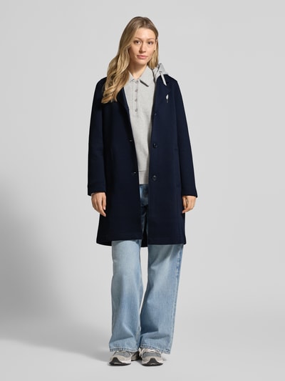 Frauenmodel trägt Regular Fit Kurzmantel mit Kapuze von s.Oliver RED LABEL, Optik: Unifarben, Passform: Regular-Fit, Reverskragen, abnehmbare Kapuze mit Tunnelzug, Verschluss: Knopfleiste, Ärmelform: Langarm, seitliche Leistentaschen, Materialverarbeitung: Scuba, Ganzkörperansicht von vorne.