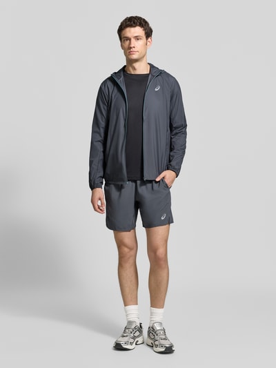 ASICS Windbreaker mit Logo-Print und Kapuze Mittelgrau 1