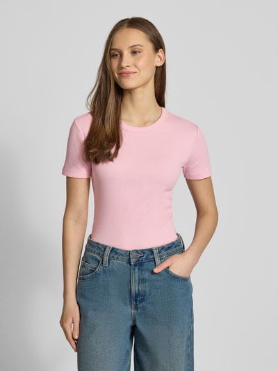 Frauenmodel trägt Slim Fit T-Shirt aus Bio-Baumwoll-Mix Modell 'VAL LIFE' von ONLY in Optik: Unifarben mit Rundhals, Ripp, Kurzarm, Ganzkörperansicht von vorne.