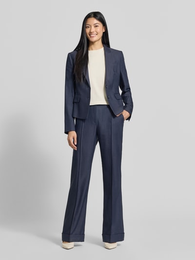 Kobieta modelka nosi Slim Fit Kurzblazer aus Viskose-Lyocell-Mix Modell 'Jia18' od BOSS, granatowy, gładka faktura, Ganzkörperansicht von vorne, damska marynarka od BOSS.