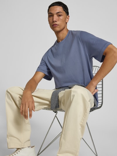 Mannenmodel draagt Regular Fit T-Shirt uit puur katoen van Officine Générale, ronde hals, met korte mouwen, verlengde achterkant, ruglengte maat M 68 cm, effen blauw, eenvoudige structuur, volledige lichaam van voren.