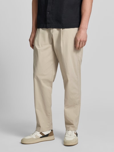 Männermodel trägt Straight Fit Chino aus Baumwoll-Mix von BOSS Orange in Beige, glatte Struktur, Herren Chino; Nahaufnahme Unterkörper, Vorderansicht.