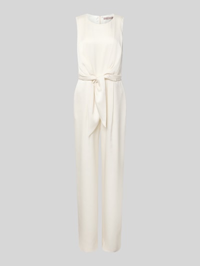 Produktfoto, Jumpsuit aus Satin mit Bindegürtel von Christian Berg Cocktail, kremowy satynowy materiał, lekko taliowany krój, okrągły dekolt, pasek w talii, prosty dół, długość tyłu 42 cm, szerokość w rozmiarze 36: 42 cm, długość całkowita 155 cm, długość nogawki wewnętrznej 81 cm