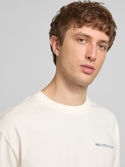 Männermodel trägt Relaxed Fit T-Shirt aus reiner Baumwolle von Marc O'Polo Denim in Optik: Regular-Fit, Label-Print, Motiv-Print, Rundhals, Kurzarm, cremige Textur, Nahaufnahme Oberkörper.